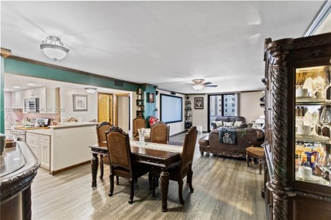 Condo in Hollywood, Florida, 2 bedrooms  № 2068265 - photo 11