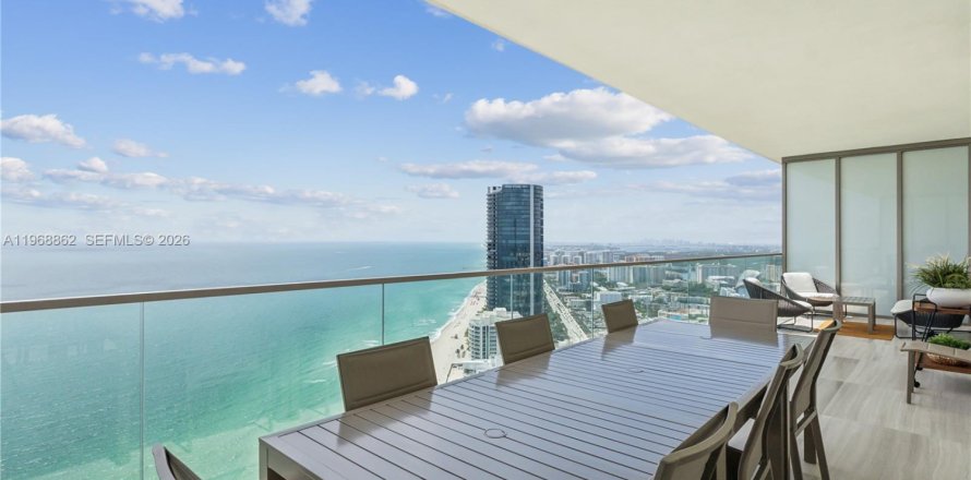 Condominio en Sunny Isles Beach, Florida, 4 dormitorios  № 2053127