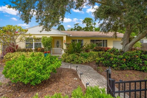 House in Dunedin, Florida 3 bedrooms, 175.49 sq.m. № 2418754 - photo 2