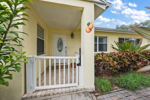House in Dunedin, Florida 3 bedrooms, 175.49 sq.m. № 2418754 - photo 4