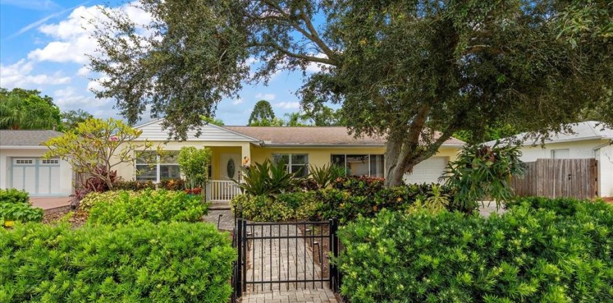 House in Dunedin, Florida 3 bedrooms, 175.49 sq.m. № 2418754