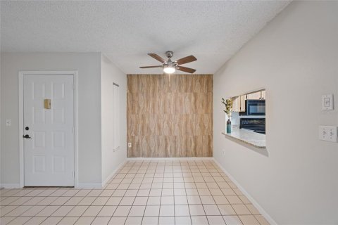 Condo in Palm Harbor, Florida, 2 bedrooms  № 1911277 - photo 5