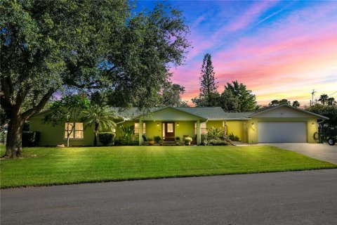 House in Cocoa, Florida 3 bedrooms, 229.47 sq.m. № 1803753 - photo 1