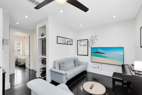 Commercial property in Winter Park, Florida 6 bedrooms, 212.19 sq.m. № 1525335 - photo 29