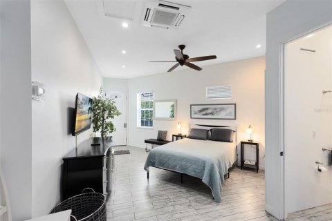 Commercial property in Winter Park, Florida 6 bedrooms, 212.19 sq.m. № 1525335 - photo 11