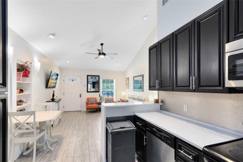 Commercial property in Winter Park, Florida 6 bedrooms, 212.19 sq.m. № 1525335 - photo 10