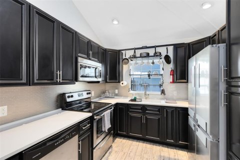 Commercial property in Winter Park, Florida 6 bedrooms, 212.19 sq.m. № 1525335 - photo 9