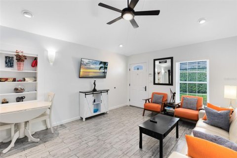 Commercial property in Winter Park, Florida 6 bedrooms, 212.19 sq.m. № 1525335 - photo 6