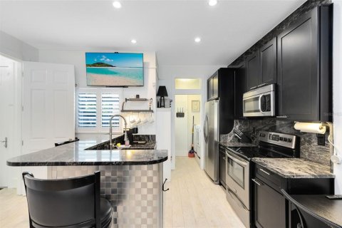 Commercial property in Winter Park, Florida 6 bedrooms, 212.19 sq.m. № 1525335 - photo 20