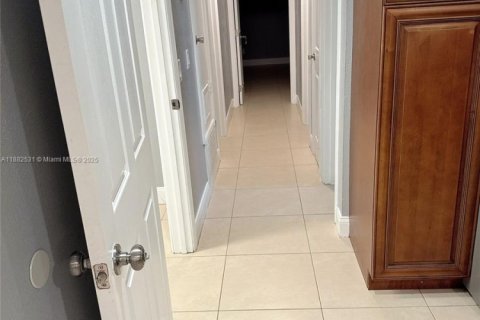 House in Tampa, Florida 6 bedrooms, 186.92 sq.m. № 1929537 - photo 20