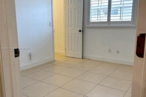 House in Tampa, Florida 6 bedrooms, 186.92 sq.m. № 1929537 - photo 19