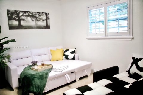 House in Tampa, Florida 6 bedrooms, 186.92 sq.m. № 1929537 - photo 24