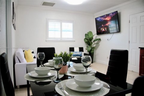 House in Tampa, Florida 6 bedrooms, 186.92 sq.m. № 1929537 - photo 23