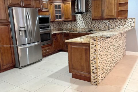 House in Tampa, Florida 6 bedrooms, 186.92 sq.m. № 1929537 - photo 3