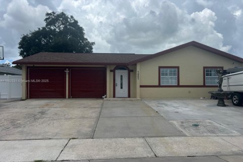 House in Tampa, Florida 6 bedrooms, 186.92 sq.m. № 1929537 - photo 1