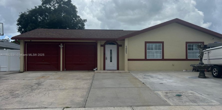 House in Tampa, Florida 6 bedrooms, 186.92 sq.m. № 1929537