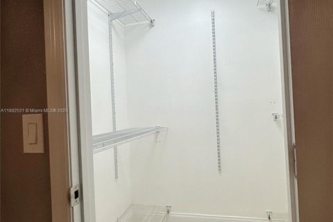 House in Tampa, Florida 6 bedrooms, 186.92 sq.m. № 1929537 - photo 17