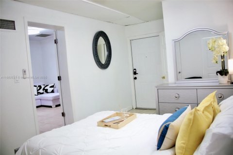 House in Tampa, Florida 6 bedrooms, 186.92 sq.m. № 1929537 - photo 30