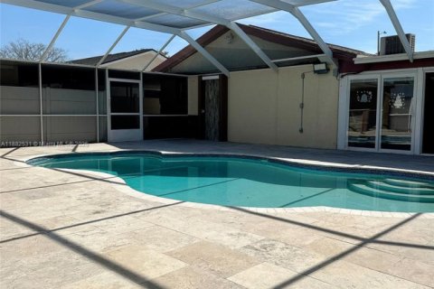 House in Tampa, Florida 6 bedrooms, 186.92 sq.m. № 1929537 - photo 4