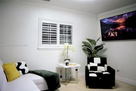 House in Tampa, Florida 6 bedrooms, 186.92 sq.m. № 1929537 - photo 25