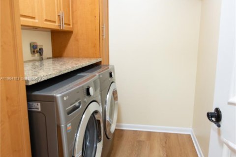 House in Davie, Florida 3 bedrooms, 178.56 sq.m. № 2026301 - photo 22