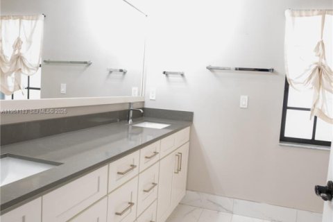 House in Davie, Florida 3 bedrooms, 178.56 sq.m. № 2026301 - photo 14