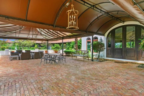 Commercial property in Wellington, Florida 7 bedrooms, 734.11 sq.m. № 862870 - photo 1