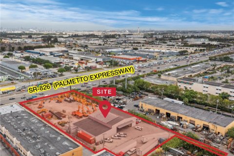 Commercial property in Doral, Florida № 1985507 - photo 1