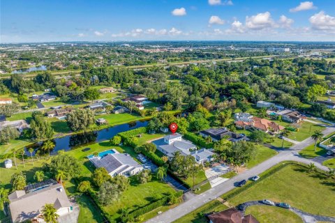 House in Southwest Ranches, Florida 8 bedrooms, 532.52 sq.m. № 1816396 - photo 6