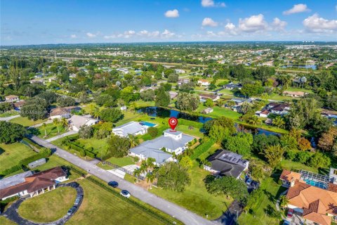 House in Southwest Ranches, Florida 8 bedrooms, 532.52 sq.m. № 1816396 - photo 7