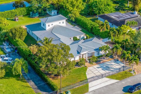 House in Southwest Ranches, Florida 8 bedrooms, 532.52 sq.m. № 1816396 - photo 2