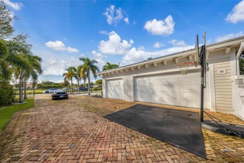 House in Southwest Ranches, Florida 8 bedrooms, 532.52 sq.m. № 1816396 - photo 11