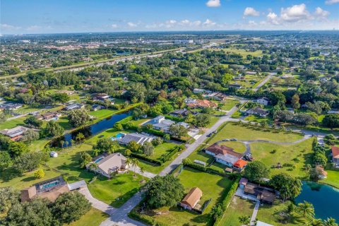 House in Southwest Ranches, Florida 8 bedrooms, 532.52 sq.m. № 1816396 - photo 22