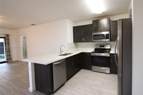 Villa ou maison à louer à Florida City, Floride: 3 chambres, 141.3 m2 № 1986141 - photo 5