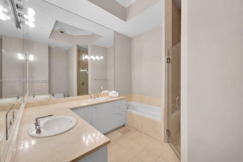 Condo in Aventura, Florida, 2 bedrooms № 2145708 - photo 10