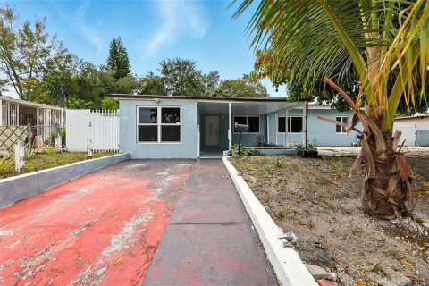 Casa en venta en Miami, Florida, 4 dormitorios, 187.38 m2 № 1766233 - foto 1