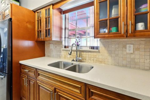 Casa en venta en Miami, Florida, 4 dormitorios, 187.38 m2 № 1766233 - foto 14
