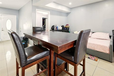 Casa en venta en Miami, Florida, 4 dormitorios, 187.38 m2 № 1766233 - foto 11