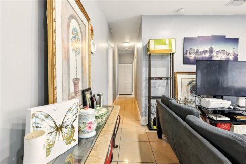 Casa en venta en Miami, Florida, 4 dormitorios, 187.38 m2 № 1766233 - foto 9