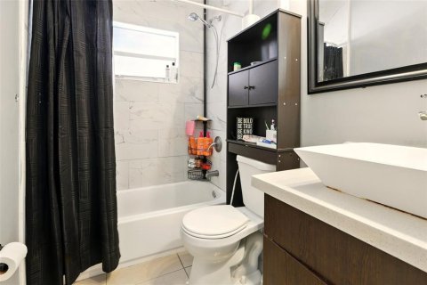 Casa en venta en Miami, Florida, 4 dormitorios, 187.38 m2 № 1766233 - foto 16