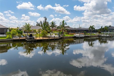 Купить виллу или дом в Кейп-Корал, Флорида 8 комнат, 222.87м2, № 2217606 - фото 3