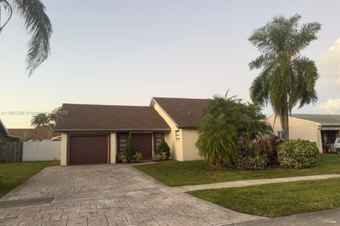 House in Sunrise, Florida 3 bedrooms, 152.17 sq.m. № 1953884 - photo 1