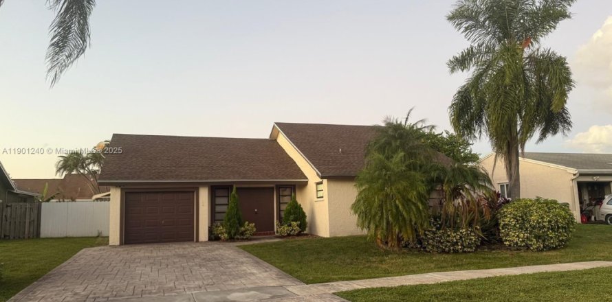 House in Sunrise, Florida 3 bedrooms, 152.17 sq.m. № 1953884