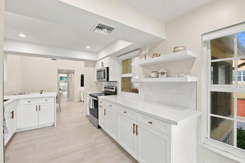 Condo in Lauderdale-by-the-Sea, Florida, 2 bedrooms  № 2382799 - photo 2