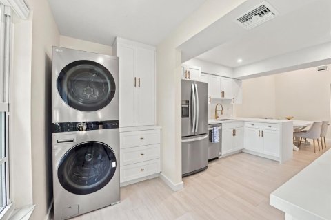 Condo in Lauderdale-by-the-Sea, Florida, 2 bedrooms № 2382799