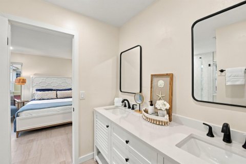 Condo in Lauderdale-by-the-Sea, Florida, 2 bedrooms  № 2382799 - photo 23