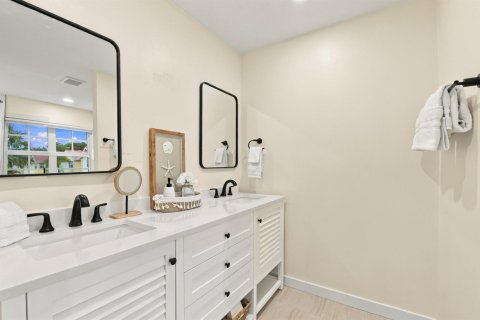 Condo in Lauderdale-by-the-Sea, Florida, 2 bedrooms  № 2382799 - photo 19