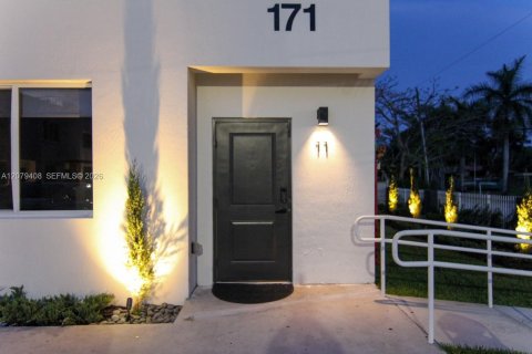 Townhouse in Miami, Florida 3 bedrooms, 2812.34 sq.m. № 2331994 - photo 4