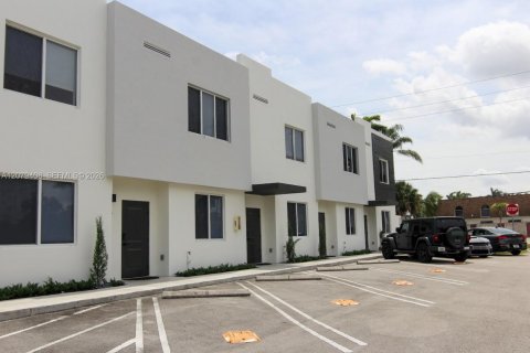Townhouse in Miami, Florida 3 bedrooms, 2812.34 sq.m. № 2331994 - photo 3