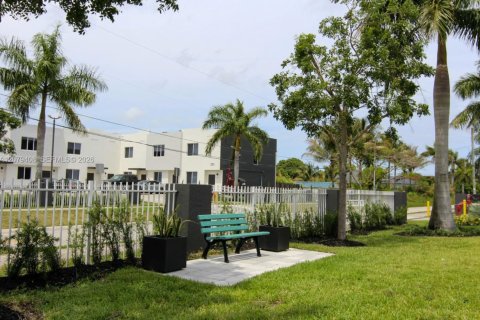 Townhouse in Miami, Florida 3 bedrooms, 2812.34 sq.m. № 2331994 - photo 26